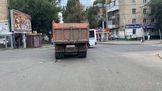 "Камаз" сбил на перекрестке пенсионерку. Она госпитализирована