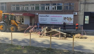 На Зарубина автомобиль полностью провалился в вырытую коммунальщиками яму