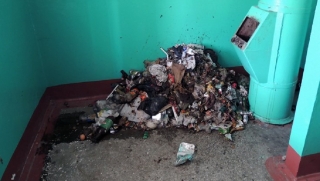 В Саратове парень едва не задохнулся из-за горевшего в подъезде мусора