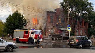 На улице Чернышевского горит "Дом купеческого пароходства"