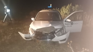 Под Энгельсом таксист вылетел с дороги и попал в больницу