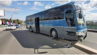 На мосту 3-й Дачной экскурсионный автобус догнал трактор