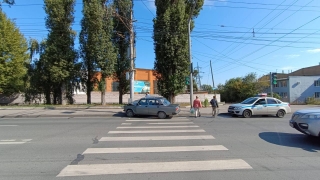 В Саратове "семерка" врезалась в столб. Есть пострадавшие