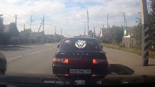В Балакове лихач проехал на "красный" по встречке и едва не сбил пешехода. Видео