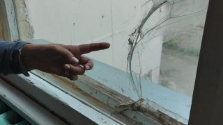 Омбудсмен рассказала о школе в Саратове: окна заклеены скотчем, лампы перегорели, дороги нет