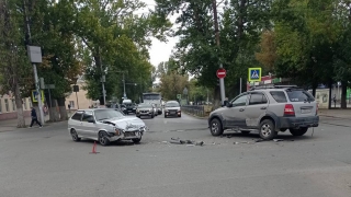 В Заводском районе не разъехались кроссовер и "13-я"