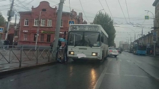 "Не проскочил!" В центре Саратова автобус сбил молодого пешехода