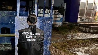 На остановке прохожий нашел труп неизвестного мужчины