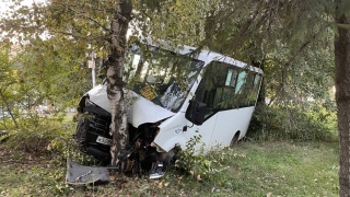 В Саратове маршрутка въехала в дерево. Подробности о пострадавших