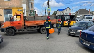 В Саратове столкнулись автобус и грузовик. Глава СКР поручил возбудить уголовное дело