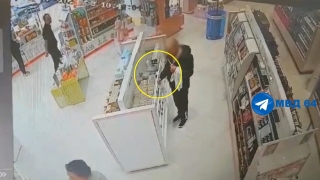 Саратовец под подпиской украл в ТЦ дорогой парфюм. Видео