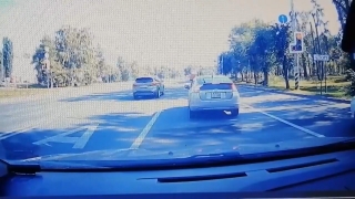 В Балакове водитель "БМВ" проехал на "красный". Его разоблачили в соцсети