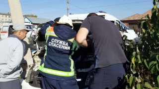 "Гранта" врезалась в столб. Спасатели деблокировали пожилого водителя