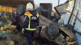 Автомобиль въехал во двор частного дома. Пострадали двое взрослых и ребенок