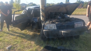 В Энгельсе парень на "девятке" врезался в столб. Есть пострадавшие
