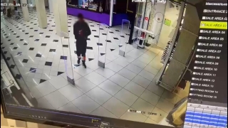 Мужчина вынес из саратовского ТЦ брюки, толстовку и рюкзак. Видео