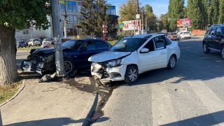 На Политехнической столкнулись "Лада" и иномарка. Есть госпитализированные