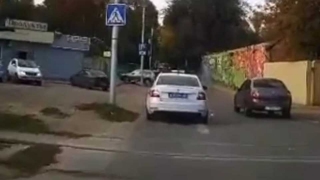 Саратовцы просят инспекторов ДПС не выбрасывать мусор из окон машин