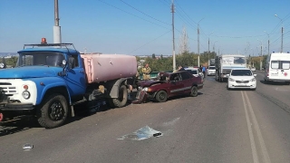 В Энгельсе "15-я" въехала в грузовик. Есть пострадавшие