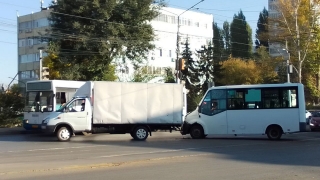 В Заводском районе маршрутка с пассажирами догнала грузовую "Газель"