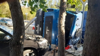 В Саратове мусоровоз опрокинулся после столкновения с "Рено". Двое в больнице