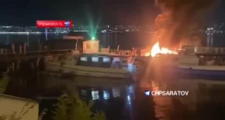 В Энгельсе пожарные тушат пришвартованный катер