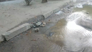 На проспекте Строителей вода заливает двор дома