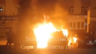 В Кировском районе сгорели две иномарки. Другие авто спасли владельцы