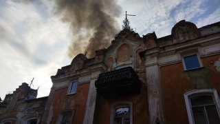 Пять пожарных расчетов тушат дом в центре Саратова
