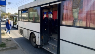 В Саратове пассажирка упала в автобусе 18Д. Ее госпитализировали