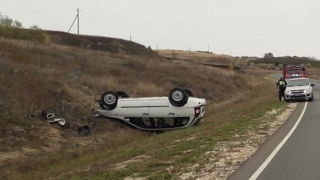 В перевернувшейся на трассе "Калине" пострадали водитель и пассажирка