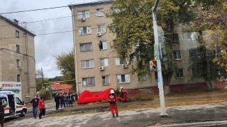 В Заводском районе спасатели эвакуировали мужчину из окна третьего этажа