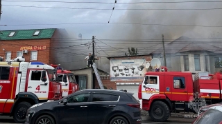 В Кировском районе горит несколько жилых домов