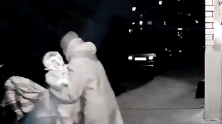 В Саратове женщина с младенцем украла из подъезда дорогую коляску. Видео