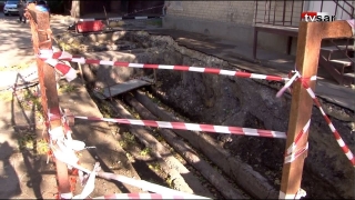 Жители домов в центре Саратова четверо суток требуют включить воду