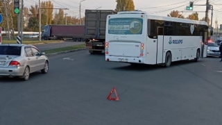 В Балакове автобус сбил девушку. Она не захотела идти до "зебры"