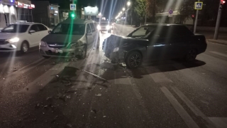 Возле стадиона "десятка" впечаталась в "Ларгус". Пострадала пассажирка