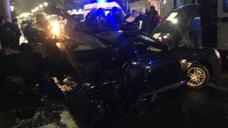 Ночью в Саратове "Приора" въехала в столб. Пострадали пять человек