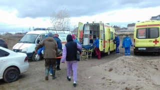Деревянный каркас рухнул на мужчину и женщину под Энгельсом