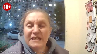 "Тварь, скотобаза, я тебя убью!" В Саратове камера домофона сняла издевательства над ребенком