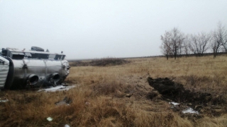 На полевой дороге водитель перевернул молоковоз и погиб