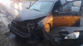 "Лансер" въехал в столб. Водитель и пожилая пассажирка в больнице