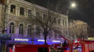 Напротив бывшей гостиницы "Россия" горит еще один памятник архитектуры