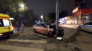 На Аткарской 19-летний водитель протаранил столб и оказался в больнице