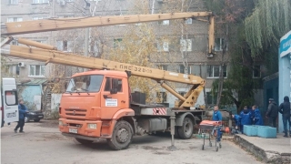 При обрезке деревьев оборвалась люлька с рабочими. Один из них скончался
