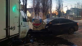 В Ленинском районе столкнулись "Газель" и легковушка. Трое в больнице