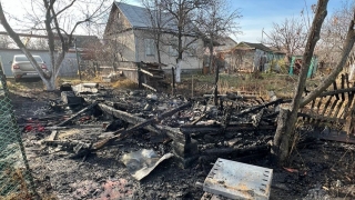 В Саратове на ночном пожаре в бане ожоги получили мужчина и женщина