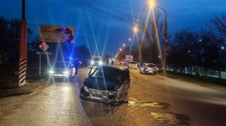 В Энгельсе столкнулись "КамАЗ" и две легковушки. Пятеро пострадали