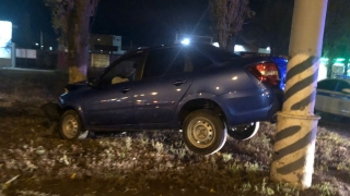 В Энгельсе "Гранту" унесло в дерево и столб. Водитель в больнице
