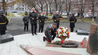 Полицейские Саратовской области почтили память погибших коллег